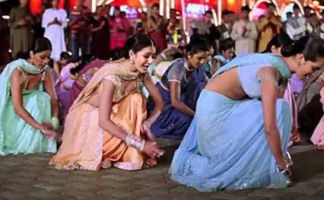 बॉलीवुड की मल्टीस्टारर रोमांटिक ड्रामा फिल्म में दिवाली के दौरान एक मशहूर गाने की शूटिंग हुई थी. 'पैरो में बंधन है' नाम के इस गाने में एक्टर्स के यूनियन को दिखाया गया था. इस फिल्म में अमिताभ बच्चन, शाहरुख खान. ऐश्वर्या राय, प्रीति झींगियानी, उदय चोपड़ा, जिम्मी शेरगिल, किम शर्मा, जुगल हंसराज, शमिता शेट्टी जैसे सितारे नजर आए थे.  
